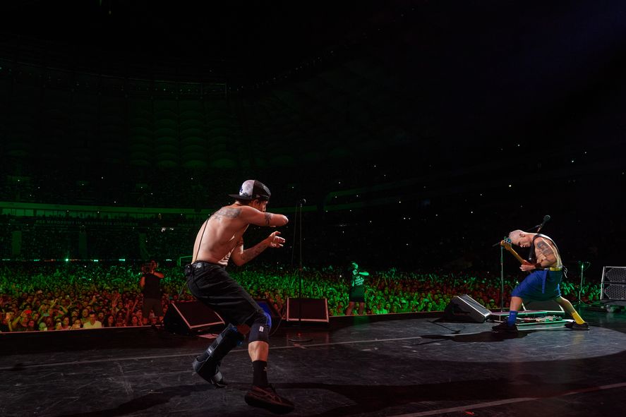Los RHCP visitan Argentina por septima vez: Anthony Kiedis y Flea en acción durante la gira europea