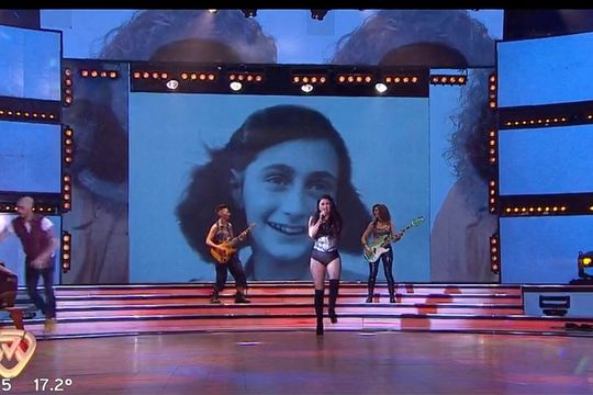 La interpretación de Jujuy Jiménez en Showmatch, el programa de Marcelo Tinelli que dejó pasar una foto de Ana Frank para graficar un tema y levantó polémica 