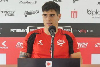 Ezequiel Muñoz al ser presentado en Estudiantes ante la prensa.
