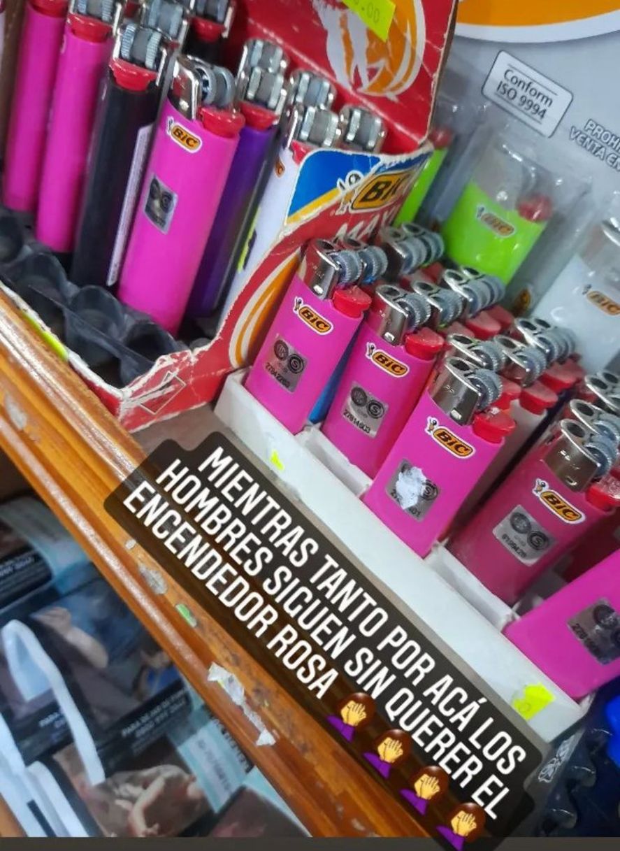 Muchos hombres de todo el mundo aún se rehúsan a comprar encendedores de color rosa 