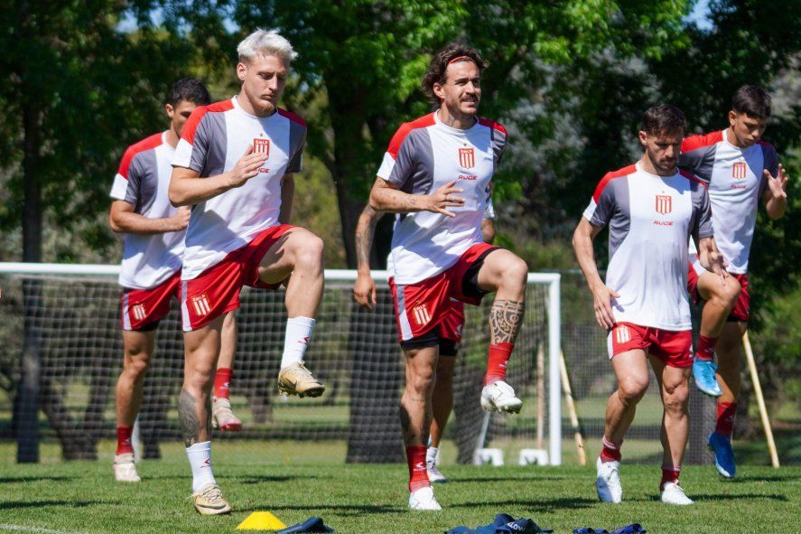 Estudiantes se entrena en City Bell, donde Eduardo Domínguez define el equipo para recibir a Instituto