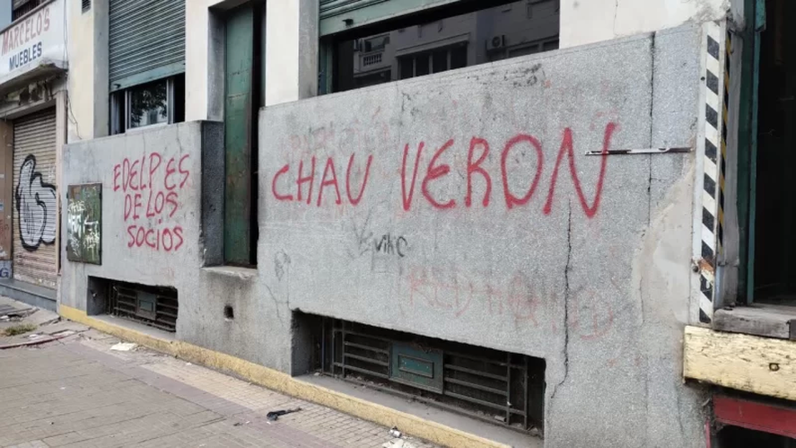 Las pintadas que aparecieron contra el vicepresidente de Estudiantes, Juan Sebastián Verón, en la mañana del jueves sobre el frente del diario más antiguo de la ciudad de La Plata