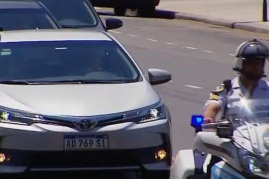 alberto conduce: el presidente llego al congreso manejando su propio auto y rodeado de la custodia oficial