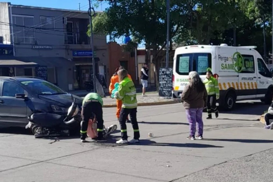 imprudencia en pergamino: llevaban a una beba de 13 dias en moto y tuvieron un accidente