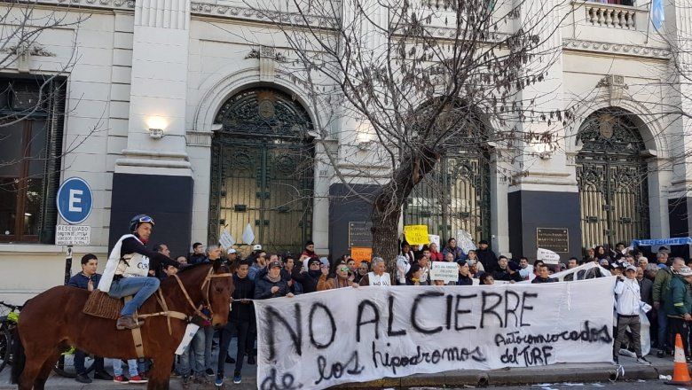 Trabajadores del Turf marcharon en La Plata por los recortes del Fondo Provincial del Juego