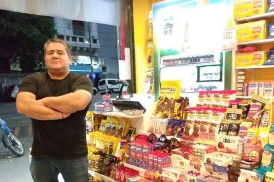 Claudio Aníbal Paez es el kiosquero que celebró el aniversario de su comercio con una increíble promoción.