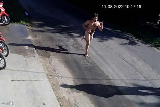 Salió a correr desnudo por City Bell escapando del padre