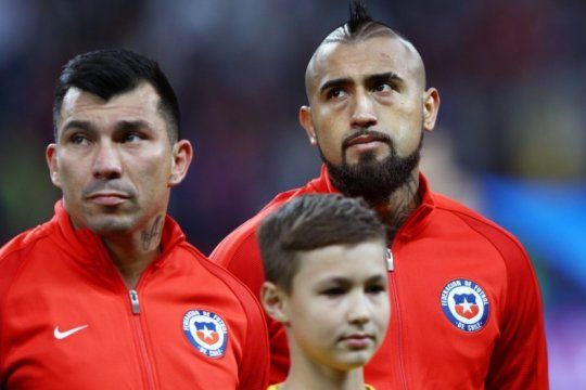 los futbolistas de la seleccion chilena se unen y le reclaman a pinera un chile para todos