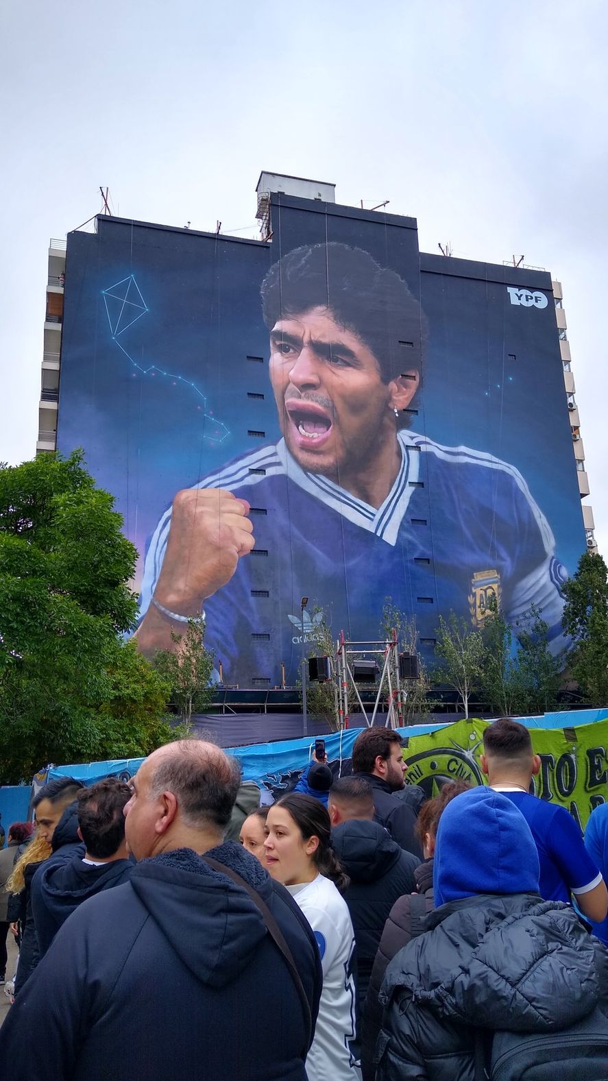 Mart&iacute;n Ron es el artista que realiz&oacute; junto a su equipo el mural m&aacute;s grande del mundo en homenaje a Diego Maradona y lo inaugur&oacute; el d&iacute;a de su cumplea&ntilde;os.