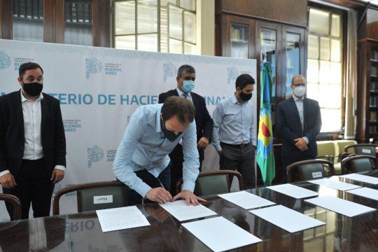 Pablo López encabezó la firma del acuerdo con los ministros de Hacienda y Finanzas de las demás provincias para tratar la deuda externa.