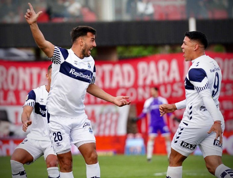 Alexis Dom&iacute;nguez grita su gol en la visita de Gimnasia a Barracas Central.