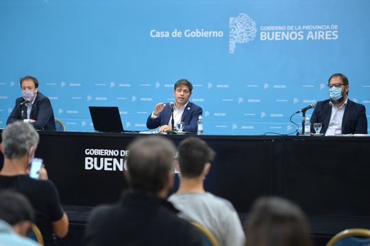 El gobernador de la Provincia de Buenos Aires, Axel Kicillof, junto al ministro de Hacienda y Finanzas, Pablo López