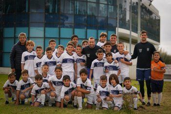 Jornada inolvidable en Gimnasia entre jugadores del plantel de Primera y Capitanes del fútbol infantil