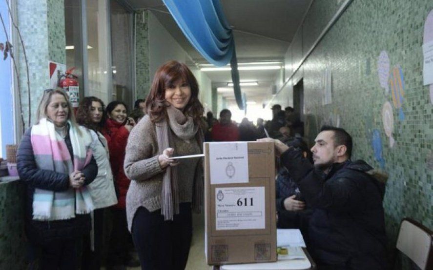 Cristina Kirchner votó en Santa Cruz sin medios de comunicación por disposición de la Justicia Electoral