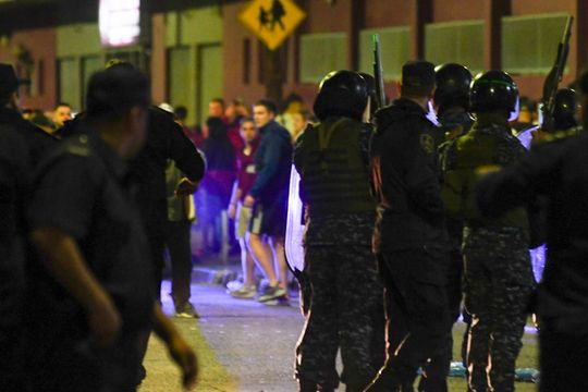 tension en lanus: el cruce entre jugadores e hinchas y 6 heridos tras la represion policial