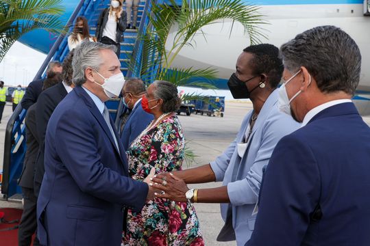 Alberto Fernández arribó a Barbados para el cierre de su gira