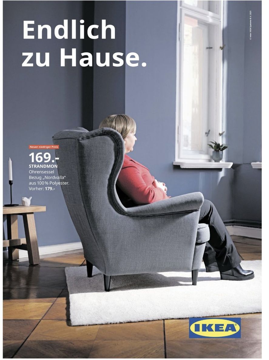 El aviso completo que en páginas centrales de diarios de Alemania muestra hoy a la saliente canciller Ángela Merkel sentada en un sillón orejero en su casa 