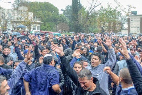 trabajadores de astillero rio santiago marchan a casa de gobierno por posibles despidos