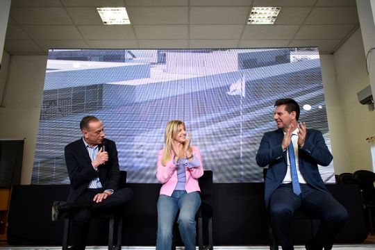 Gustavo Arrieta, Marisa Fassi y Gonzalo Atanasof firmaron el convenio para cambiar las luces de sodio de la autopista Ezeiza-Cañuelas por iluminación LED
