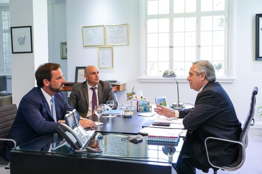 Ariel Sujarchuk junto al presidente Alberto Fernández y el ministro de Transporte, Alexis Guerrara