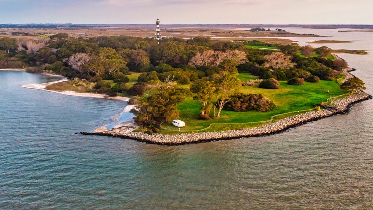 Descubrí Punta Rasa, una reserva natural donde el sol sale sobre el mar