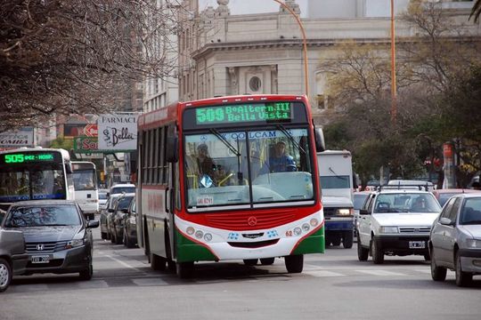 Bahía Blanca declaró la emergencia en el transporte público y absorberá parte de los subsidios que deja de pagar Javier Milei.