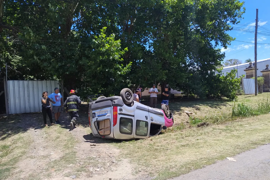 espectacular vuelco de una camioneta de la municipalidad de la plata