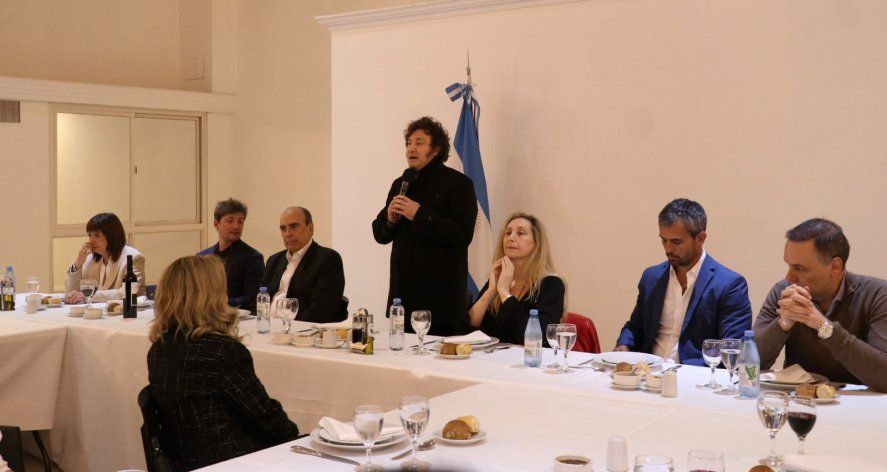 Javier Milei en la cena que organizó en Olivos para diputados