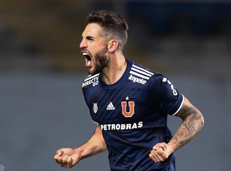 Joaquín Larrivey festejando un gol en la Universidad de Chile