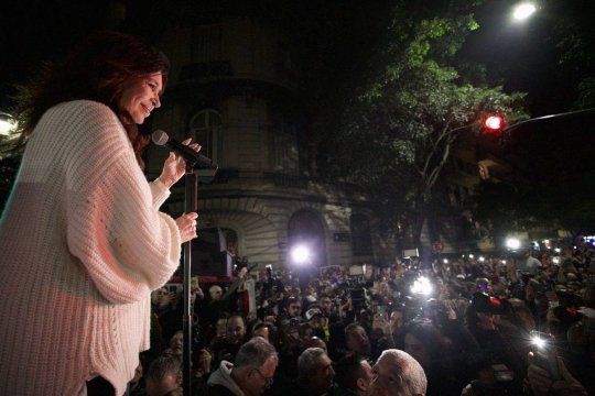 Pese a la represión y las vallas, Cristina Kirchner se reencontró con su gente: “No toleran el amor y a la alegría de los peronistas”