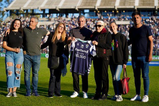 Gimnasia le entregó una camiseta especial a la familia de Carlos Timoteo Griguol, a un año de su muerte (Prensa GELP)