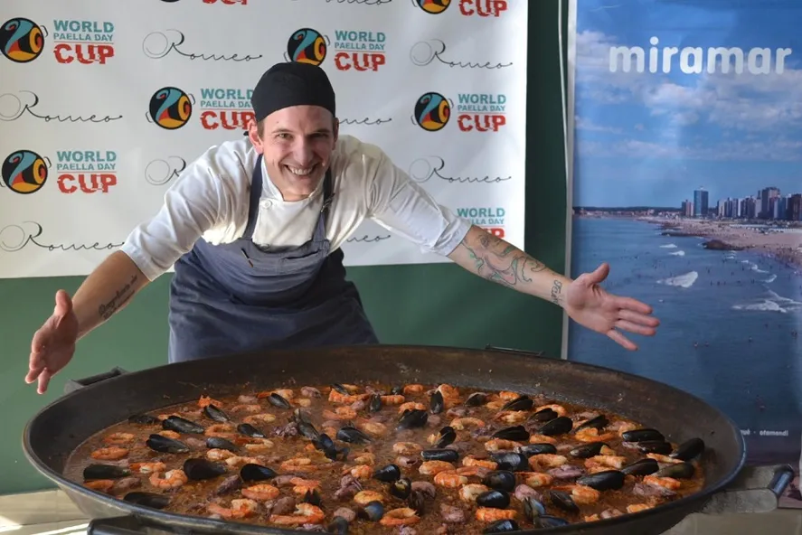 Este martes se realizó el World Paella Day Cup 2022, un evento gastronómico que se realiza en Valencia, y el chef bonaerense quedó en el segundo puesto.