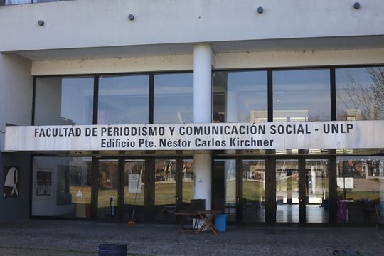 Nada nuevo: Otra pelea a las piñas en la Facultad de Periodismo de La Plata