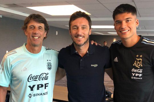 Juan Mónaco junto a Joaquín Correa y Luís Martín, en la Selección Argentina, y una foto con identidad de Estudiantes
