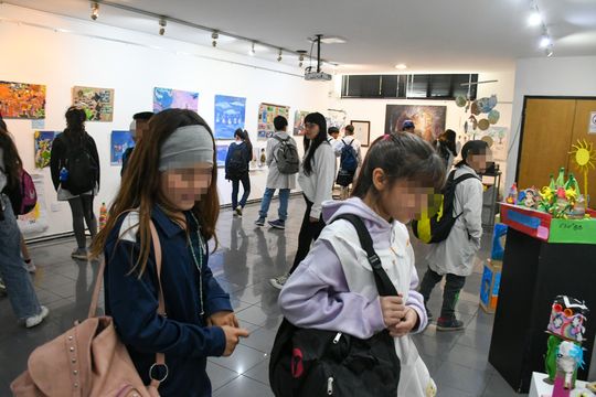 ninos y ninas de escuelas primarias de la plata expusieron sus obras de artes en el museo penitenciario