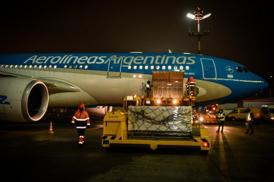 El avión de Aerolíneas Argentinas a punto de despegar para traer las vacunas a Argentina