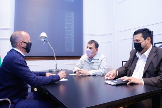 El Jefe de Gabinete bonaerense, Martín Insaurralde, se reunió con el intendente de Azul Hernán Bertellys  y confirmó la asistencia para pagar sueldos a municipales.