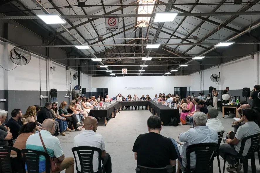 Con las elecciones en el horizonte, Andr&eacute;s Larroque y Carlos Bianco encabezaron un multitudinario encuentro de dirigentes.