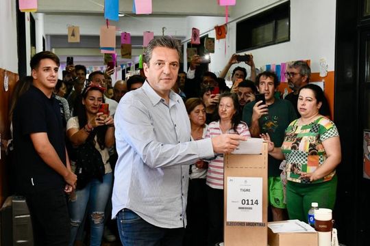 Votó el candidato presidencial de Unión por la Patria, Sergio Massa.