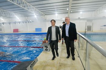 Axel Kicillof inauguró un natatorio y adhirió a un municipio al programa universitario de la Provincia