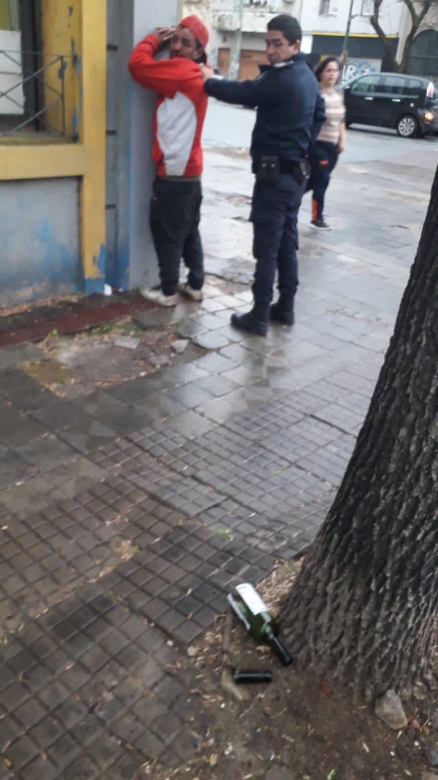 La Plata: un trapito apuñaló a un malabarista con un pico de botella