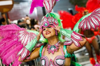 El Carnaval Ensenada con comparsas de la ciudad y la región. 
