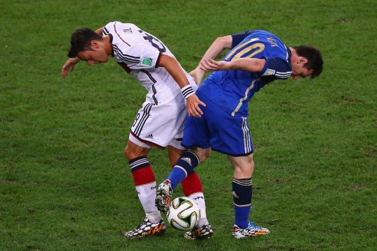 Özil con la de Alemania y Messi con la de Argentina, rivales en aquella final de Brasil 2014