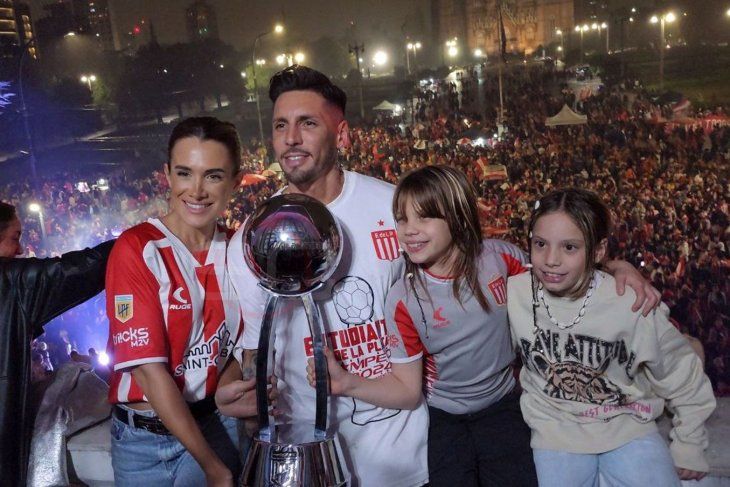 Cami Homs junto a José Sosa y familia en los festejos de Estudiantes campeón de la Copa de la Liga