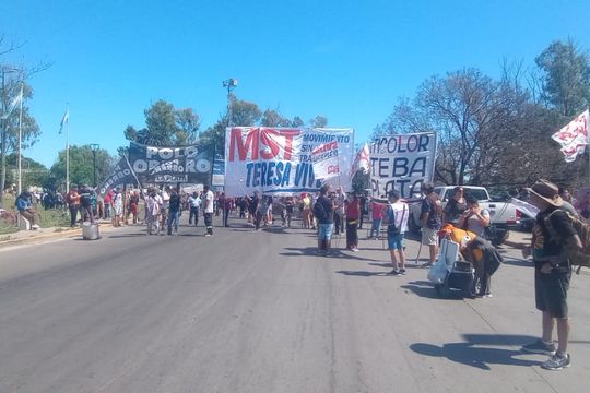 organizaciones sociales cortan la autopista buenos aires - la plata y otros puntos de la ciudad