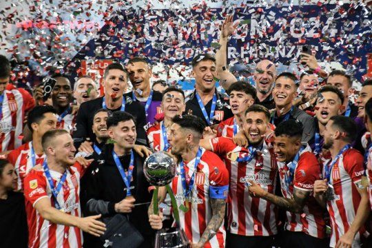 Javier Altamirano junto a José Sosa levantando la Copa de la Liga