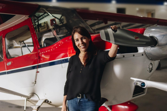 Jennifer Dillon es la primera  mujer  piloto acróbata del país.