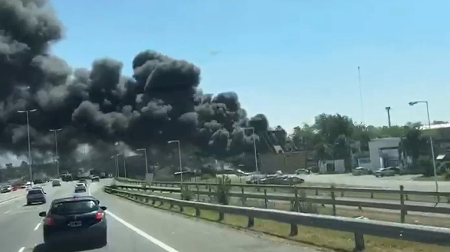 Moreno: voraz incendio en una depósito de neumáticos