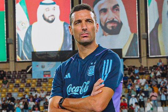 Lionel Scaloni en el partido de la Selección Argentina ante Emiratos Árabes Unidos en Abu Dhabi