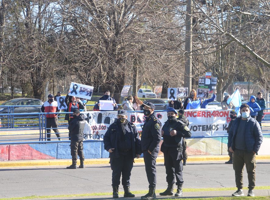 Protesta durante el acto realizado en la localidad por el presidente Alberto Fernández y el gobernador Axel Kicillof